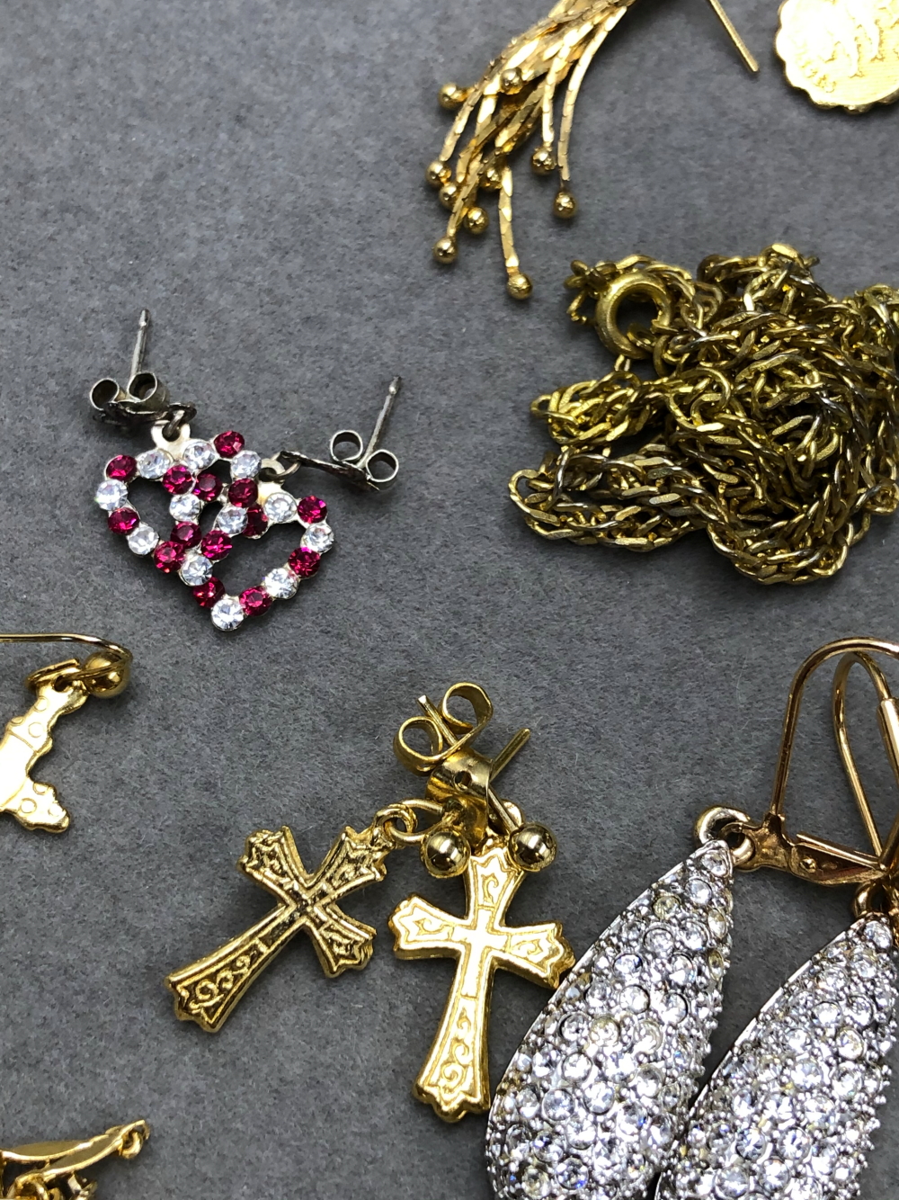 A COLLECTION OF ASSORTED GOLD PLATE, GILDED AND OTHER VINTAGE JEWELLERY TO INCLUDE A 9ct BACK AND - Image 12 of 28