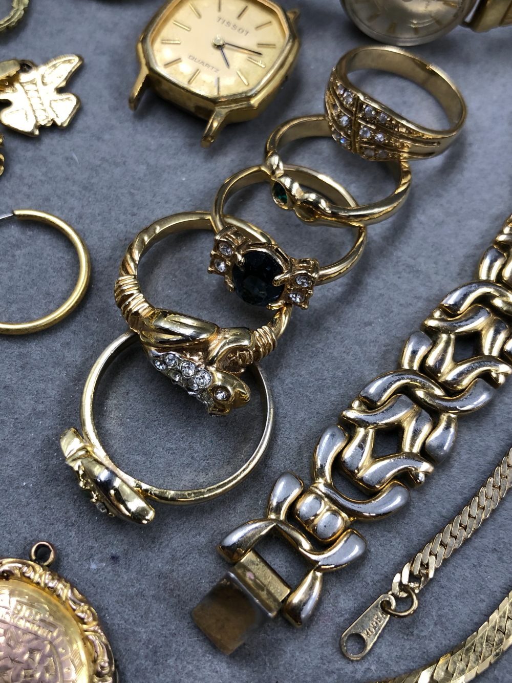 A COLLECTION OF ASSORTED GOLD PLATE, GILDED AND OTHER VINTAGE JEWELLERY TO INCLUDE A 9ct BACK AND - Image 5 of 28