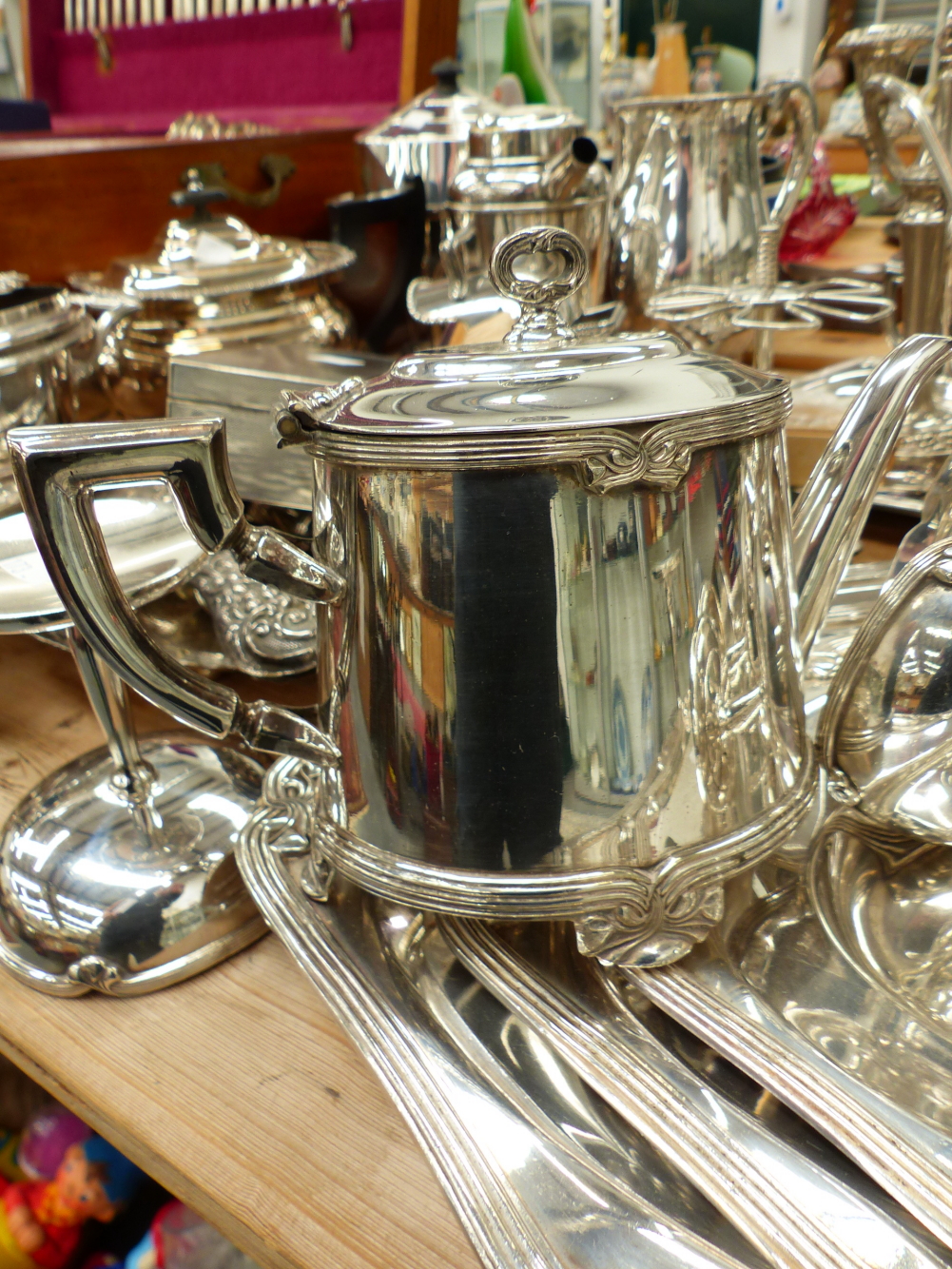 A GOOD COLLECTION OF SILVER PLATED WARES, TO INCLUDE SIGNED PIECES BY FRACALANZA, CHAMPAGNE SAUCERS, - Image 5 of 10