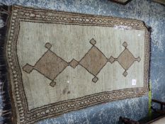 AN ANTIQUE PERSIAN TRIBAL RUG 175 X 100