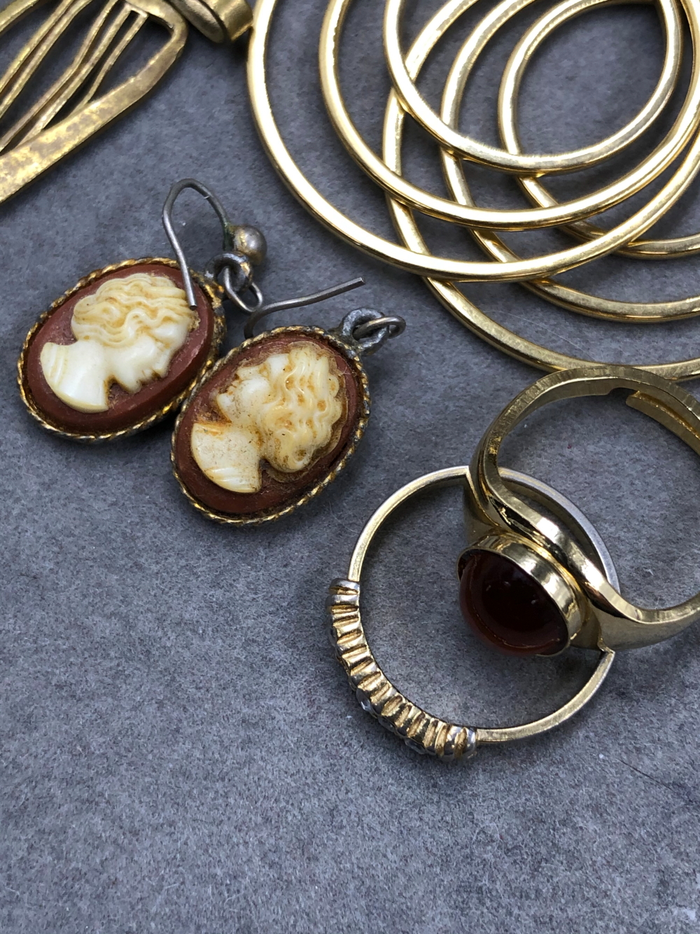 A COLLECTION OF ASSORTED GOLD PLATE, GILDED AND OTHER VINTAGE JEWELLERY TO INCLUDE A 9ct BACK AND - Image 8 of 28