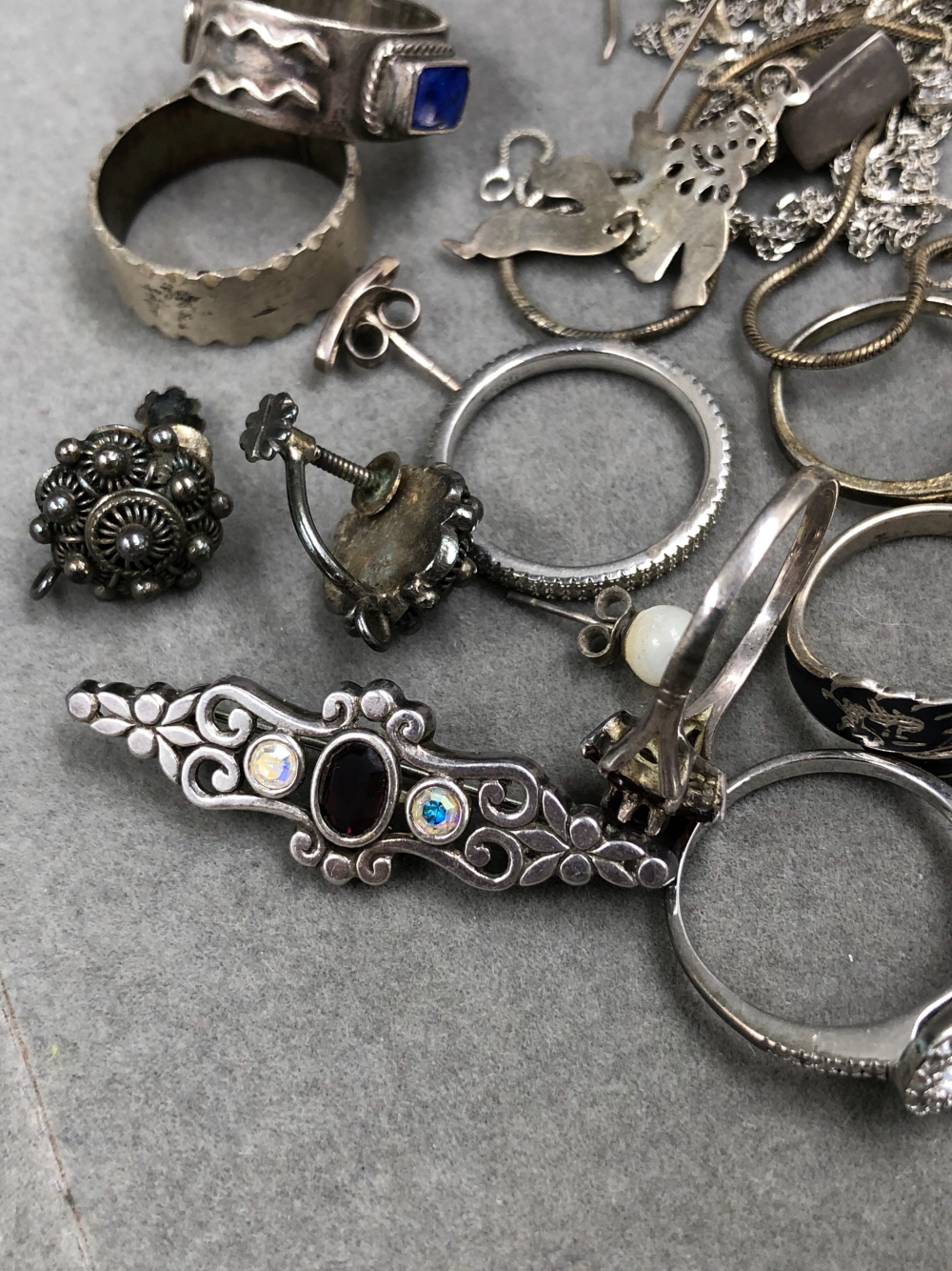 A QUANTITY OF JEWELLERY TO INCLUDE SILVER, COSTUME, BEADS, PEARLS, WATCH KEYS, ETC. - Image 5 of 15