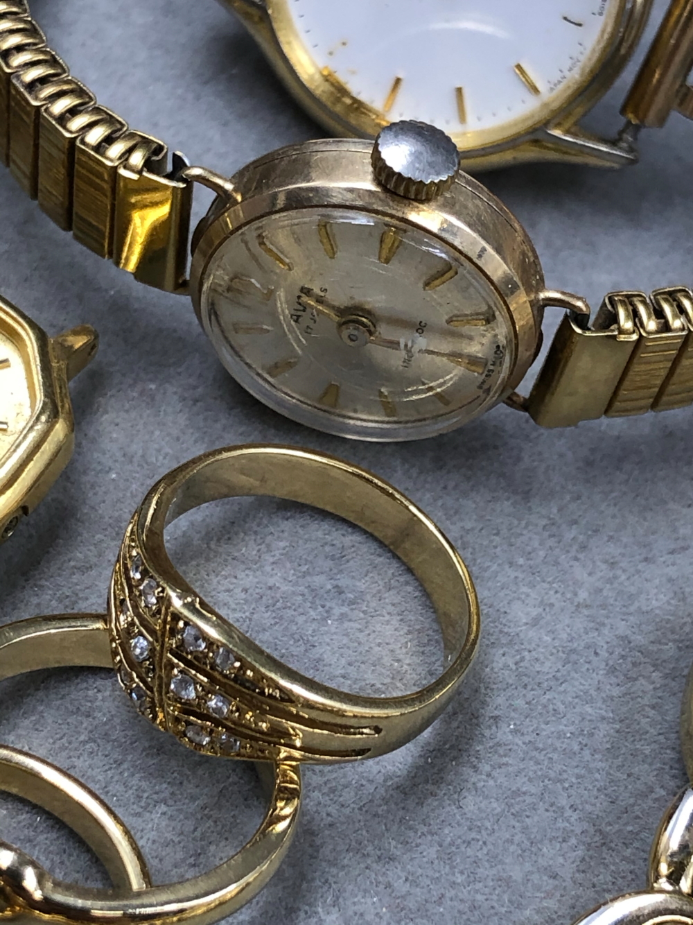 A COLLECTION OF ASSORTED GOLD PLATE, GILDED AND OTHER VINTAGE JEWELLERY TO INCLUDE A 9ct BACK AND - Image 27 of 28