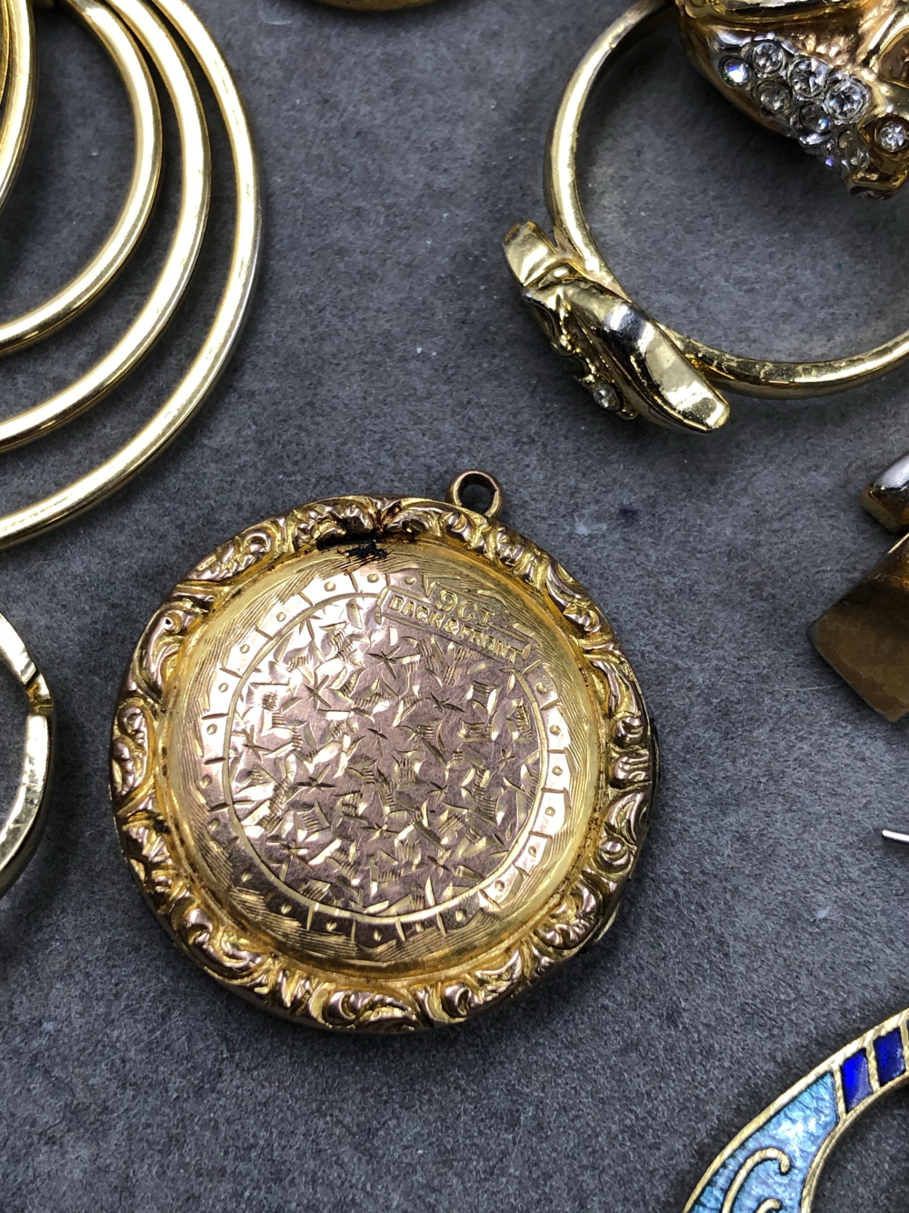 A COLLECTION OF ASSORTED GOLD PLATE, GILDED AND OTHER VINTAGE JEWELLERY TO INCLUDE A 9ct BACK AND - Image 7 of 28