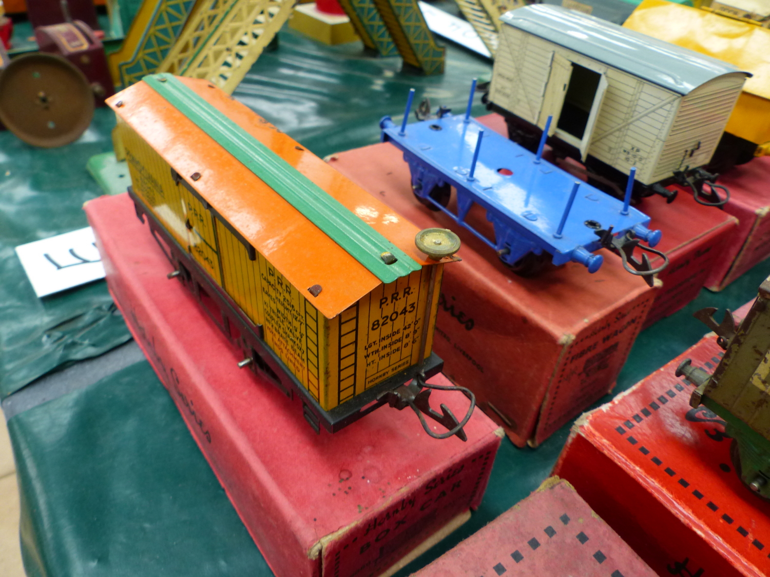 SIXTEEN HORNBY BOXED O GAUGE WAGONS TOGETHER WITH TWO CRANES - Image 7 of 9