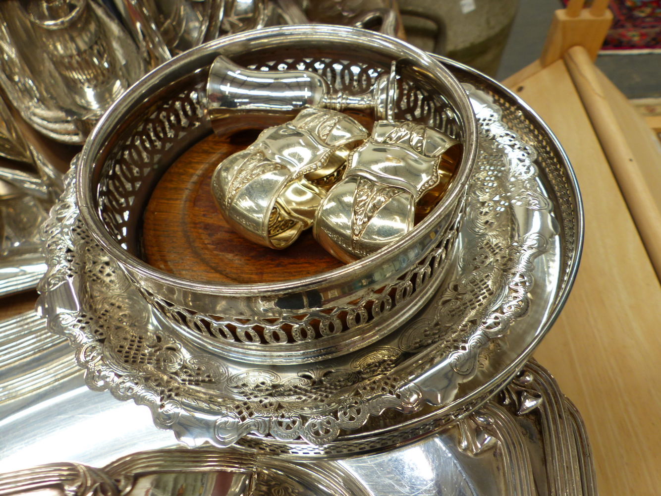 A GOOD COLLECTION OF SILVER PLATED WARES, TO INCLUDE SIGNED PIECES BY FRACALANZA, CHAMPAGNE SAUCERS, - Image 4 of 10