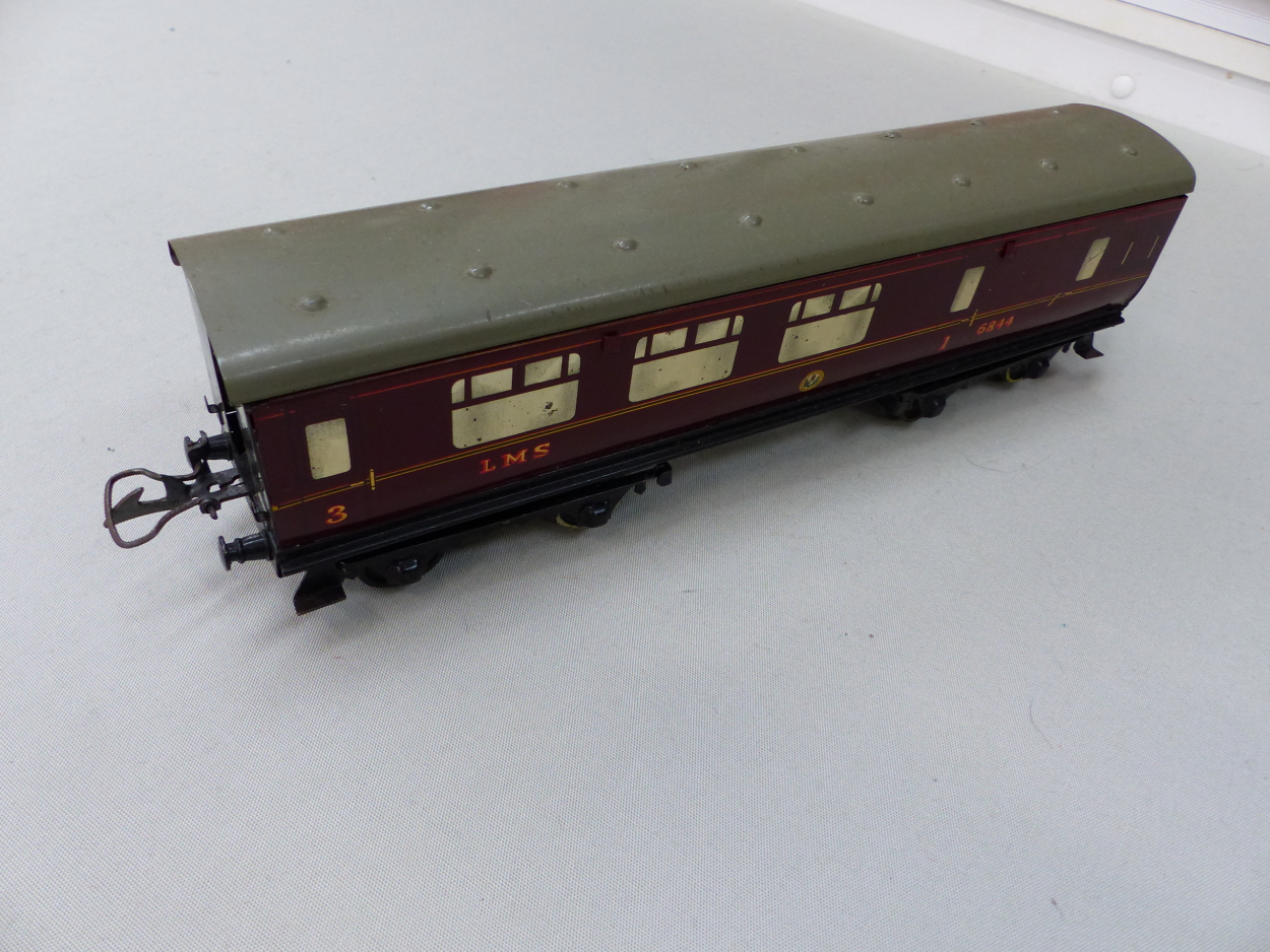 TWO HORNBY BOXED O GAUGE PULLMAN COACHES, A No. 2 CORRIDOR COACH TOGETHER WITH A No. 2 BRAKE - Image 6 of 7