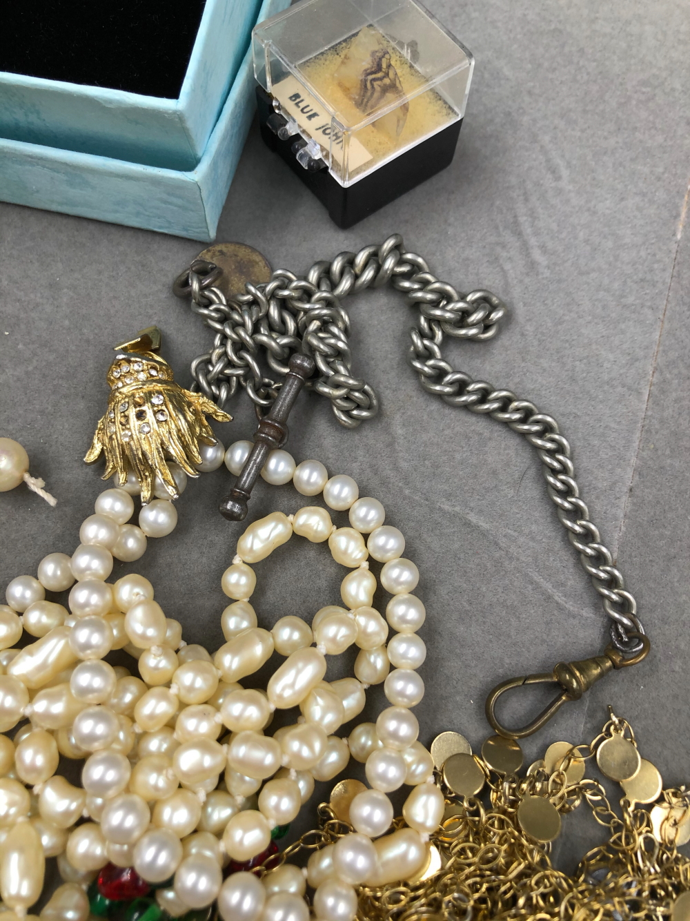 A QUANTITY OF JEWELLERY TO INCLUDE SILVER, COSTUME, BEADS, PEARLS, WATCH KEYS, ETC. - Image 14 of 15