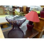 A RETRO STYLE OCCASIONAL TABLE AND A PAIR OF TABLE LAMPS.