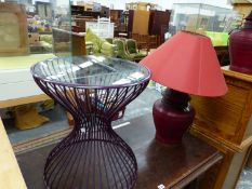 A RETRO STYLE OCCASIONAL TABLE AND A PAIR OF TABLE LAMPS.