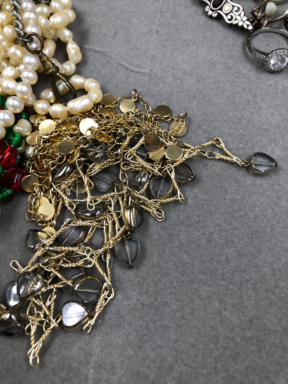 A QUANTITY OF JEWELLERY TO INCLUDE SILVER, COSTUME, BEADS, PEARLS, WATCH KEYS, ETC. - Image 12 of 15