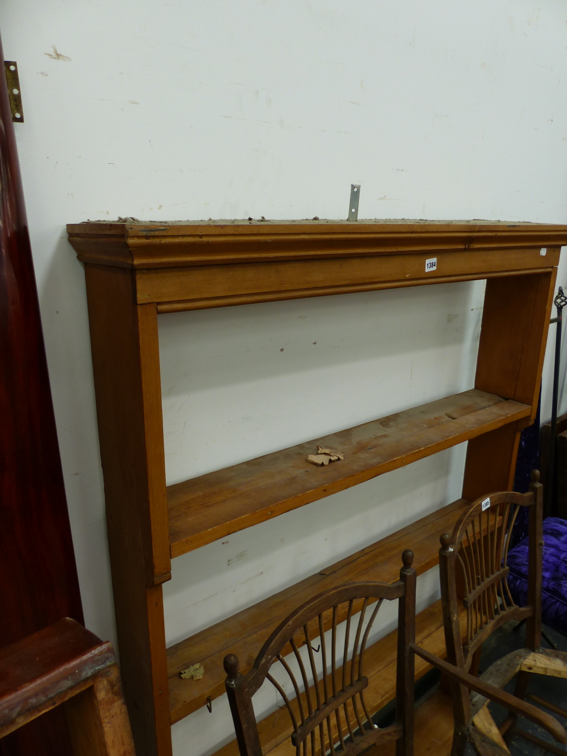 A VINTAGE PINE PLATE RACK.