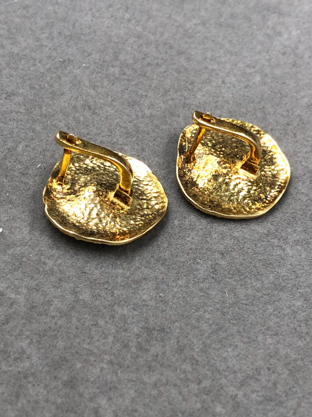 A PAIR OF FINE SILVER GILT STONE SET SPIDER CRAWLING ON BURNISHED LEAF STUD EARRINGS. DIAMETER 2cms, - Image 2 of 5