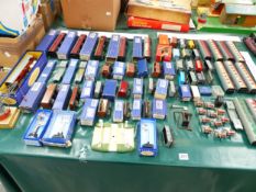 A COLLECTION OF HORNBY DUBLO CORRIDOR COACHES, WAGONS, SIGNALS, A LEVEL CROSSING AND RAIL SIDE