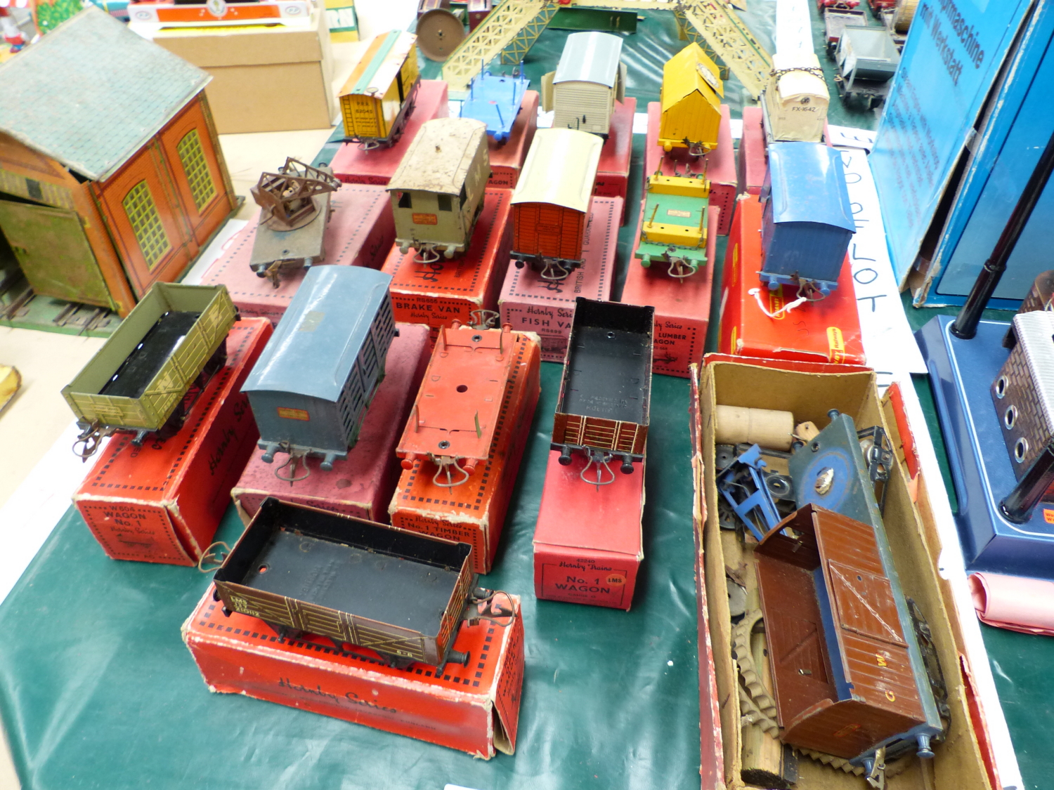 SIXTEEN HORNBY BOXED O GAUGE WAGONS TOGETHER WITH TWO CRANES