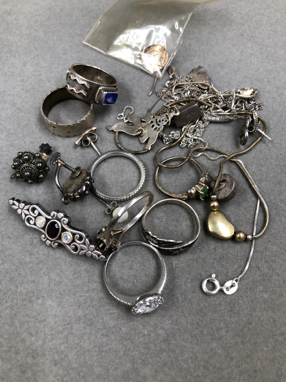 A QUANTITY OF JEWELLERY TO INCLUDE SILVER, COSTUME, BEADS, PEARLS, WATCH KEYS, ETC. - Image 4 of 15