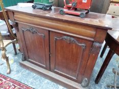 A VICTORIAN MAHOGANY SIDEBOARD WITH A DRAWER OVER DOORS