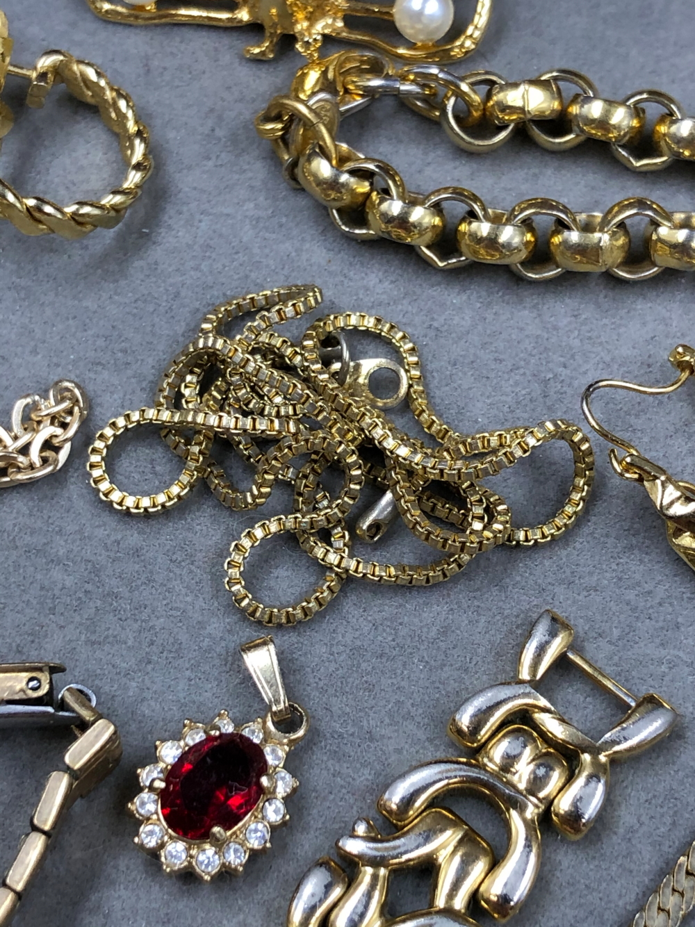 A COLLECTION OF ASSORTED GOLD PLATE, GILDED AND OTHER VINTAGE JEWELLERY TO INCLUDE A 9ct BACK AND - Image 23 of 28