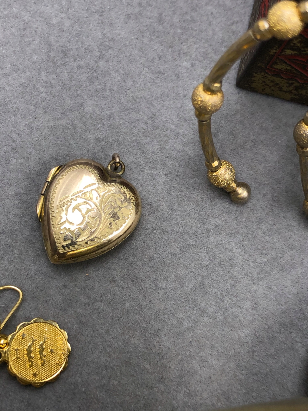 A COLLECTION OF ASSORTED GOLD PLATE, GILDED AND OTHER VINTAGE JEWELLERY TO INCLUDE A 9ct BACK AND - Image 14 of 28