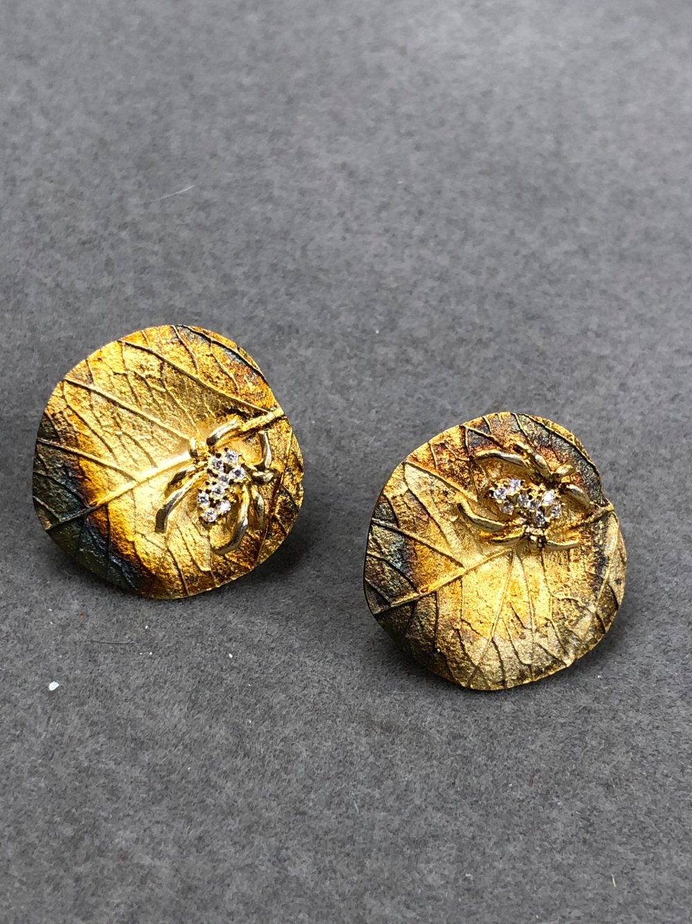 A PAIR OF FINE SILVER GILT STONE SET SPIDER CRAWLING ON BURNISHED LEAF STUD EARRINGS. DIAMETER 2cms, - Image 4 of 5
