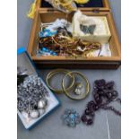 A COLLECTION OF VINTAGE COSTUME JEWELLERY TO INCLUDE BANGLES, BROOCHES, EARRINGS, FACETED AMETHYST