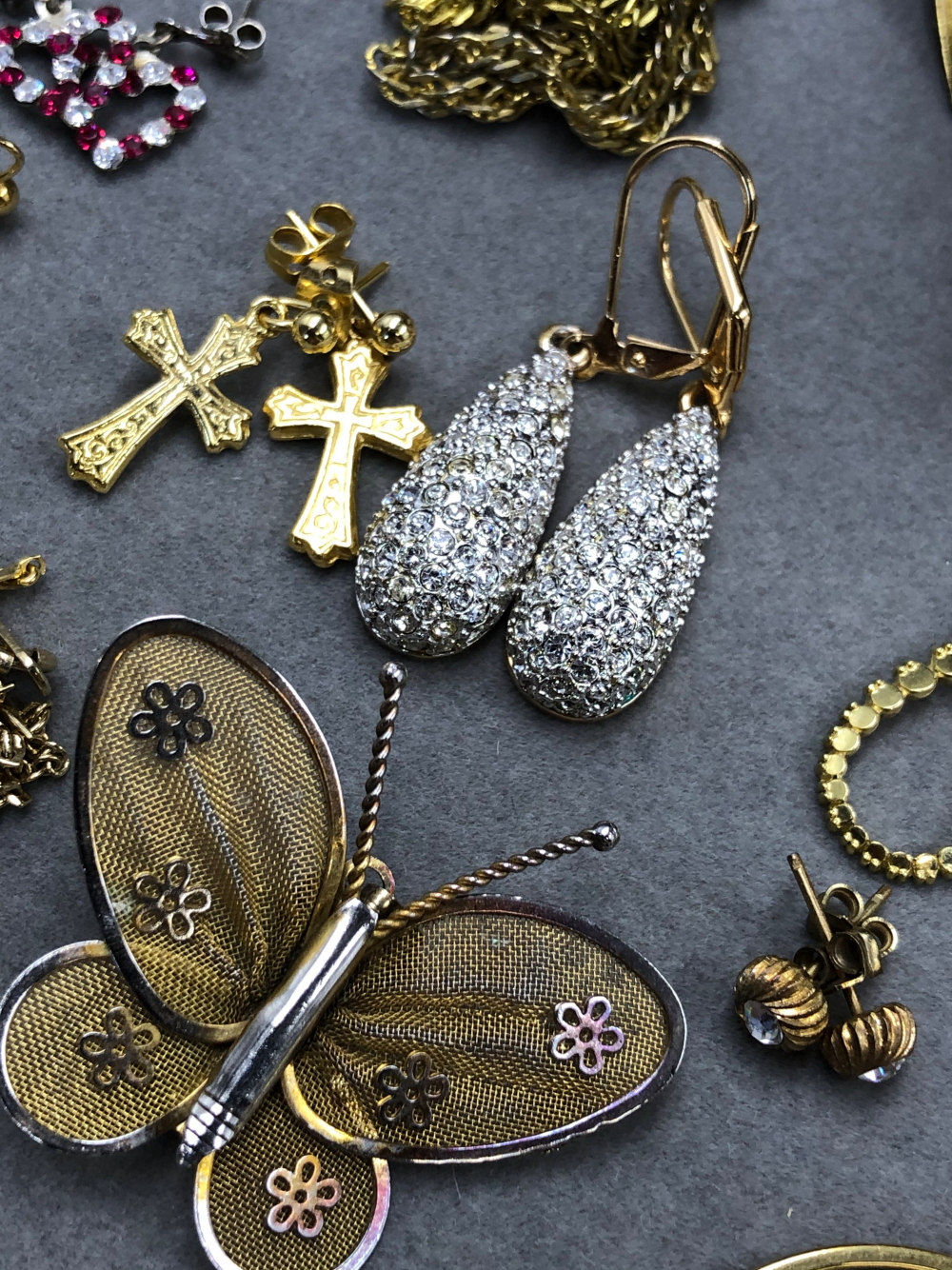 A COLLECTION OF ASSORTED GOLD PLATE, GILDED AND OTHER VINTAGE JEWELLERY TO INCLUDE A 9ct BACK AND - Image 9 of 28