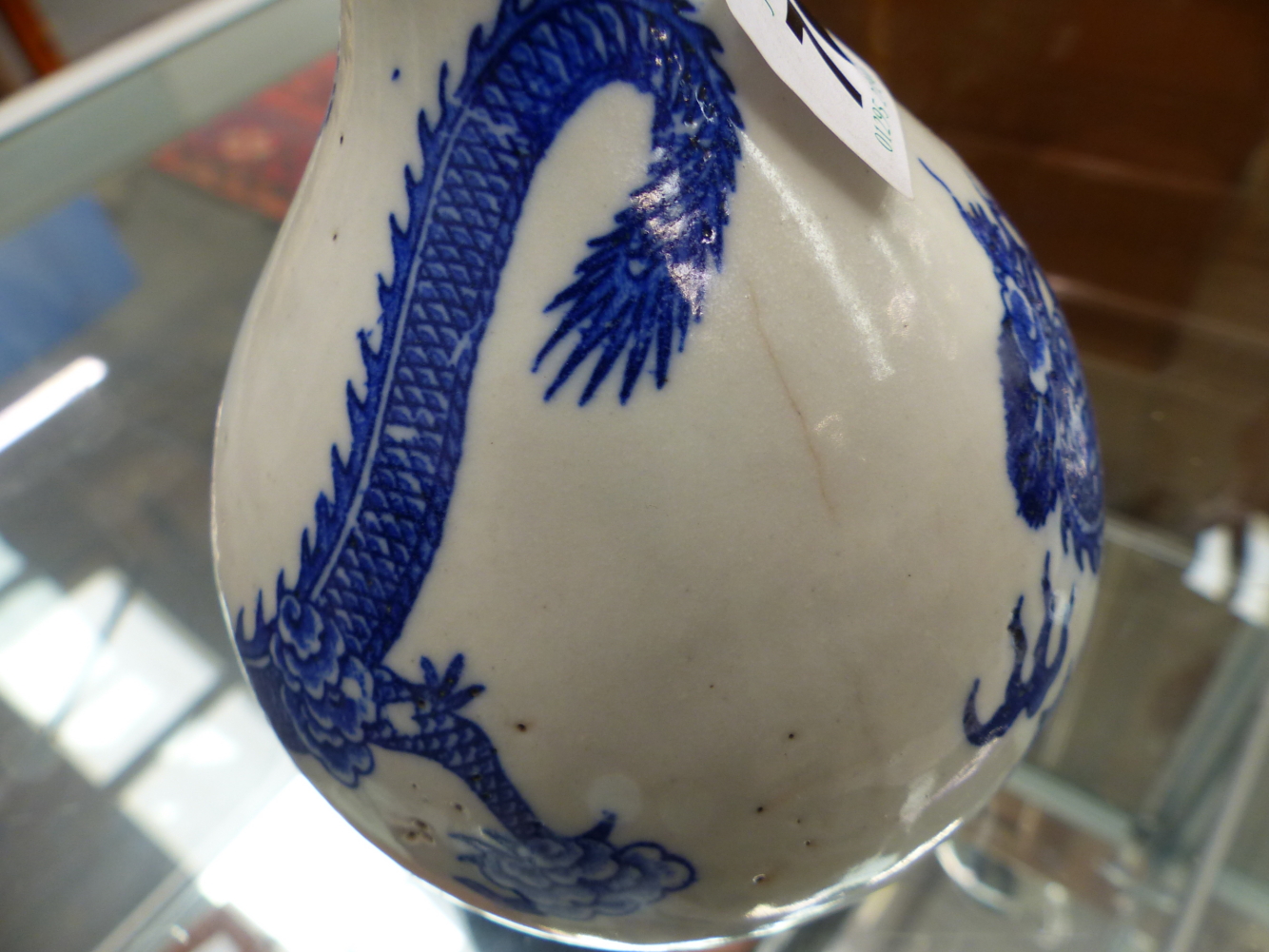 CHINESE BLUE AND WHITE DRAGON DECORATED BOTTLE VASE. - Image 3 of 7