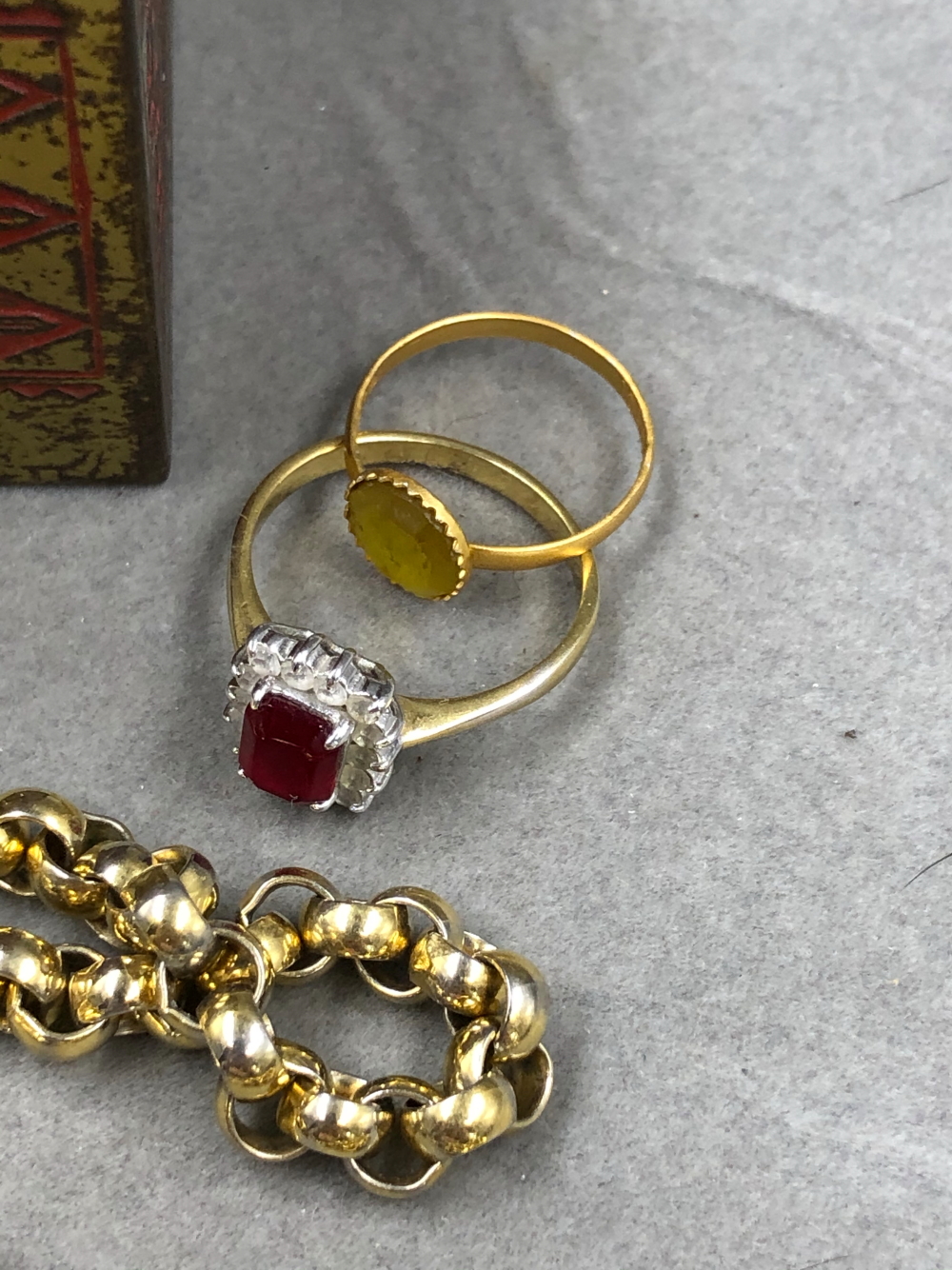 A COLLECTION OF ASSORTED GOLD PLATE, GILDED AND OTHER VINTAGE JEWELLERY TO INCLUDE A 9ct BACK AND - Image 21 of 28