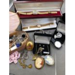 A QUANTITY OF JEWELLERY AND WATCHES TO INCLUDE A SILVER AND AGATE BAR BROOCH, A PAIR OF SILVER