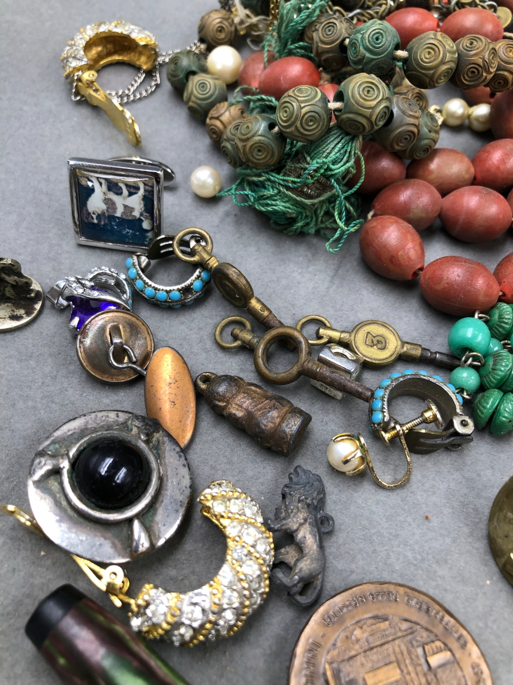 A QUANTITY OF JEWELLERY TO INCLUDE SILVER, COSTUME, BEADS, PEARLS, WATCH KEYS, ETC. - Image 9 of 15