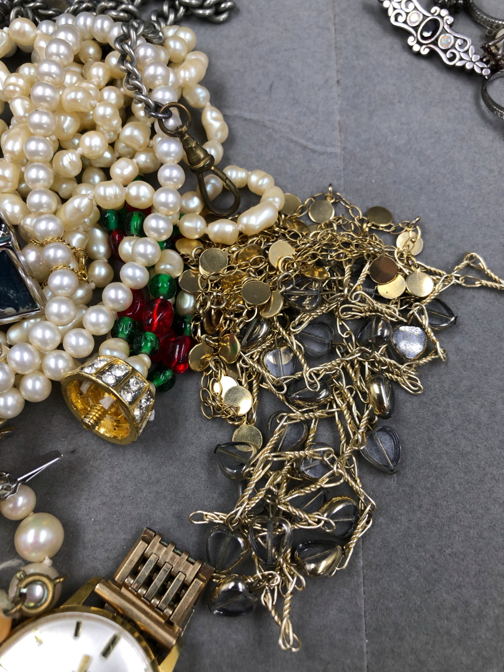 A QUANTITY OF JEWELLERY TO INCLUDE SILVER, COSTUME, BEADS, PEARLS, WATCH KEYS, ETC. - Image 3 of 15