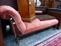 A MAHOGANY CHAISE LONGUE BUTTON UPHOLSTERED IN TERRACOTTA PINK VELVET