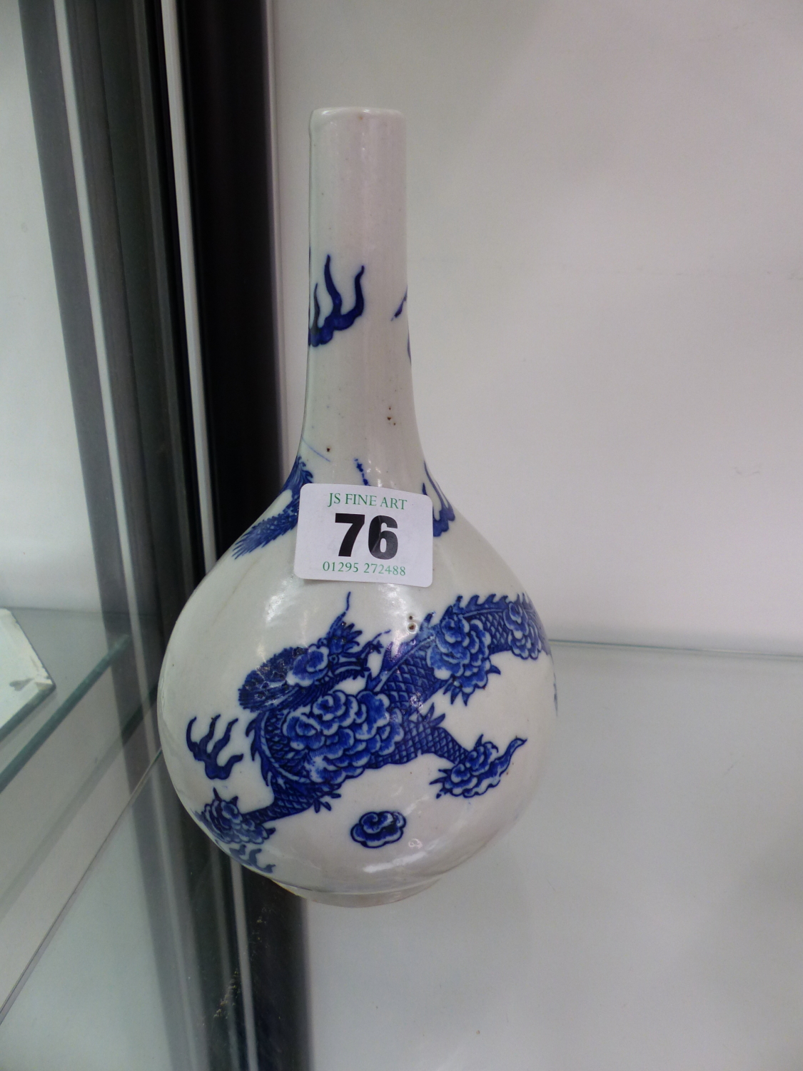 CHINESE BLUE AND WHITE DRAGON DECORATED BOTTLE VASE.