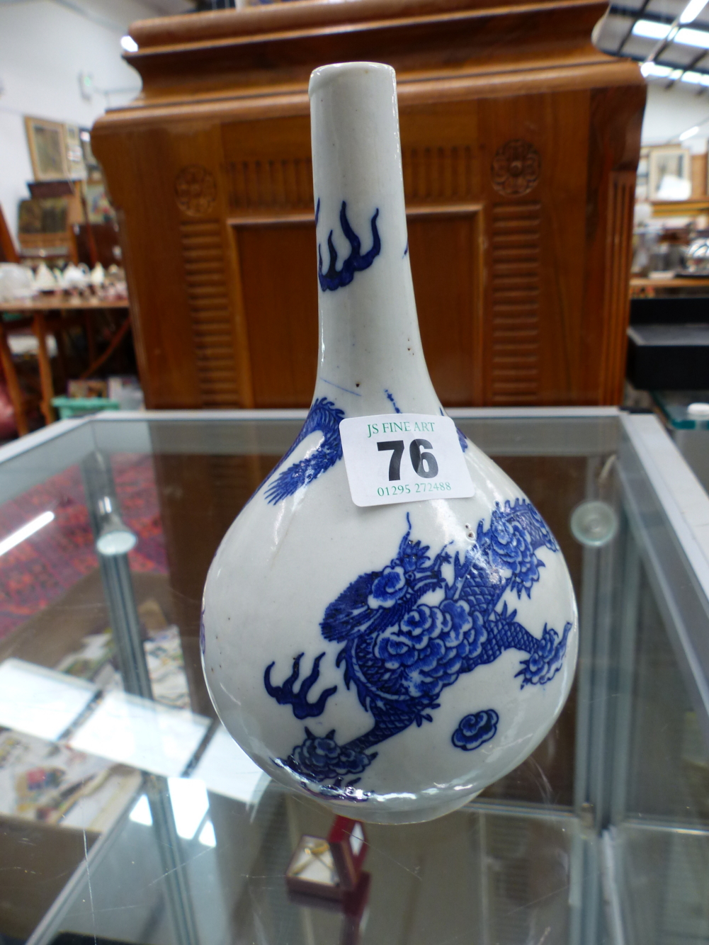 CHINESE BLUE AND WHITE DRAGON DECORATED BOTTLE VASE. - Image 2 of 7