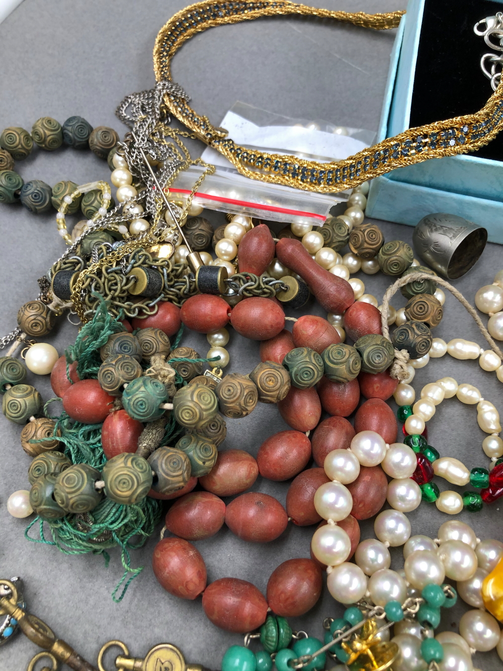 A QUANTITY OF JEWELLERY TO INCLUDE SILVER, COSTUME, BEADS, PEARLS, WATCH KEYS, ETC. - Image 7 of 15
