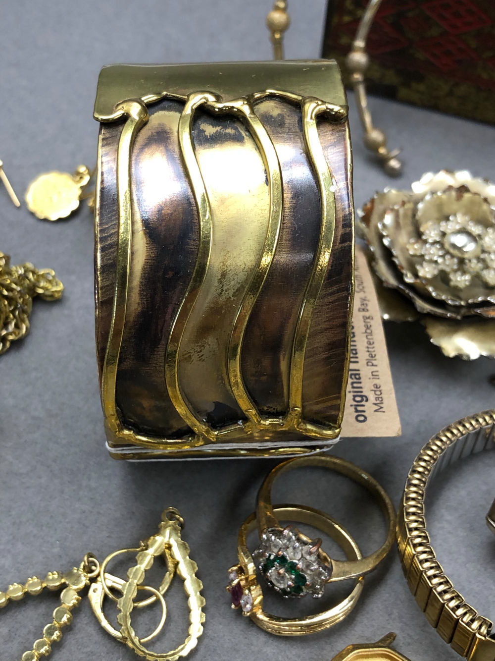 A COLLECTION OF ASSORTED GOLD PLATE, GILDED AND OTHER VINTAGE JEWELLERY TO INCLUDE A 9ct BACK AND - Image 16 of 28