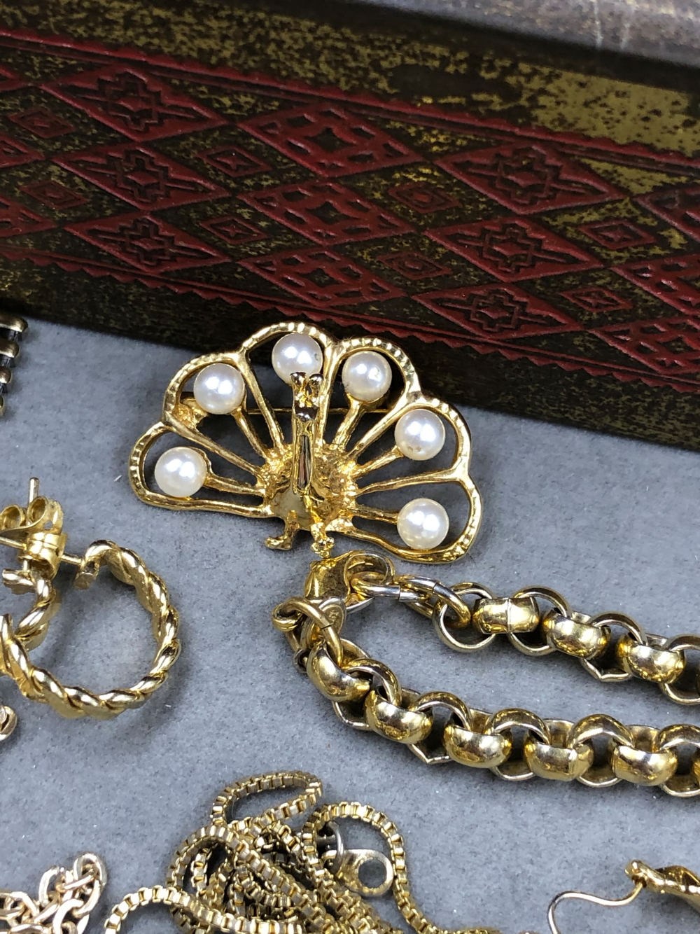 A COLLECTION OF ASSORTED GOLD PLATE, GILDED AND OTHER VINTAGE JEWELLERY TO INCLUDE A 9ct BACK AND - Image 19 of 28