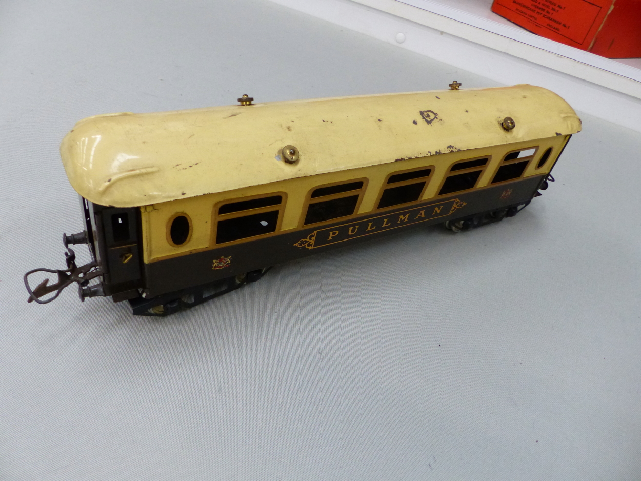 TWO HORNBY BOXED O GAUGE PULLMAN COACHES, A No. 2 CORRIDOR COACH TOGETHER WITH A No. 2 BRAKE - Image 4 of 7