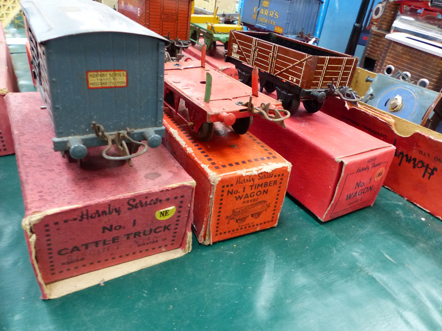 SIXTEEN HORNBY BOXED O GAUGE WAGONS TOGETHER WITH TWO CRANES - Image 3 of 9