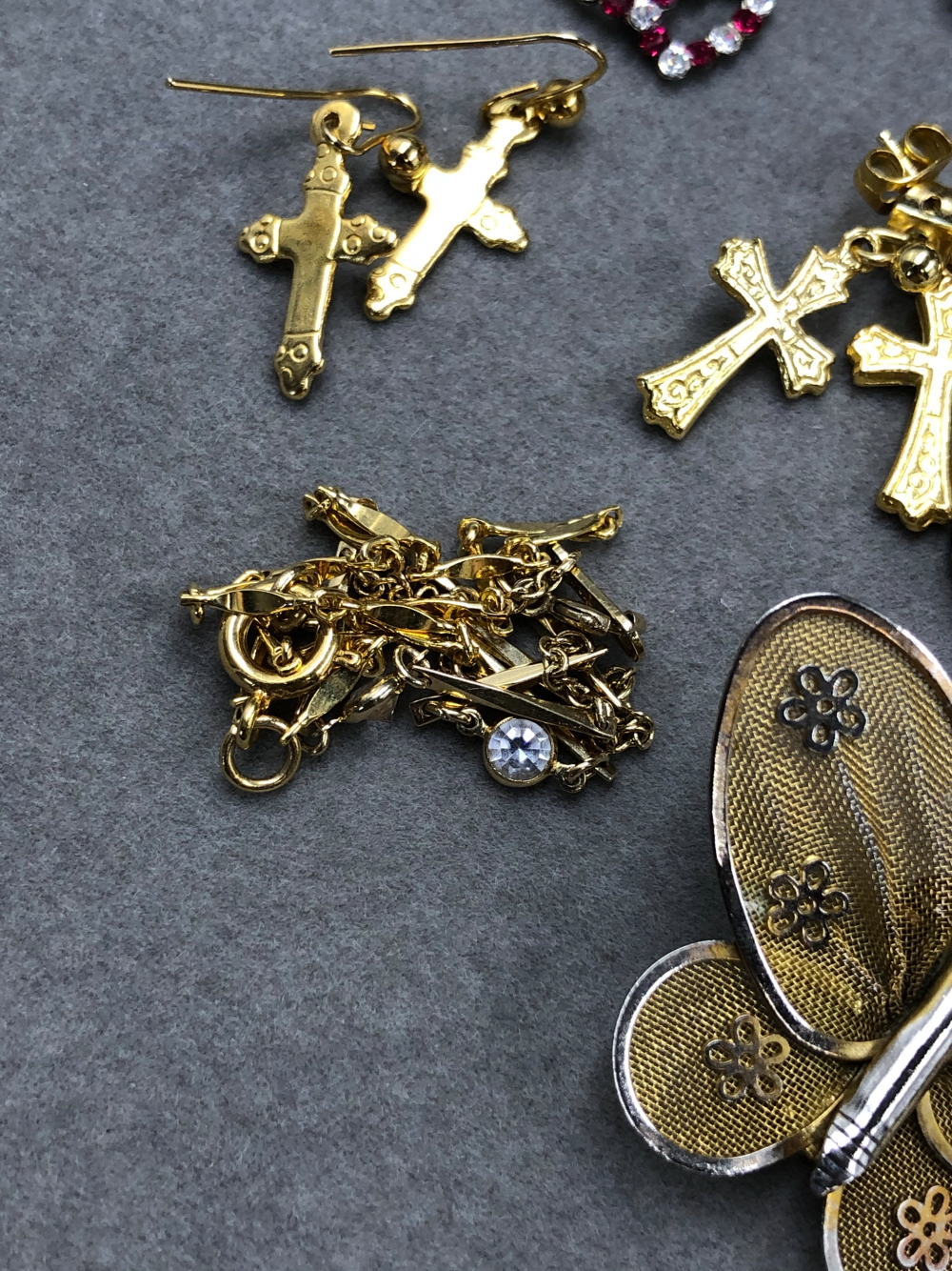 A COLLECTION OF ASSORTED GOLD PLATE, GILDED AND OTHER VINTAGE JEWELLERY TO INCLUDE A 9ct BACK AND - Image 10 of 28