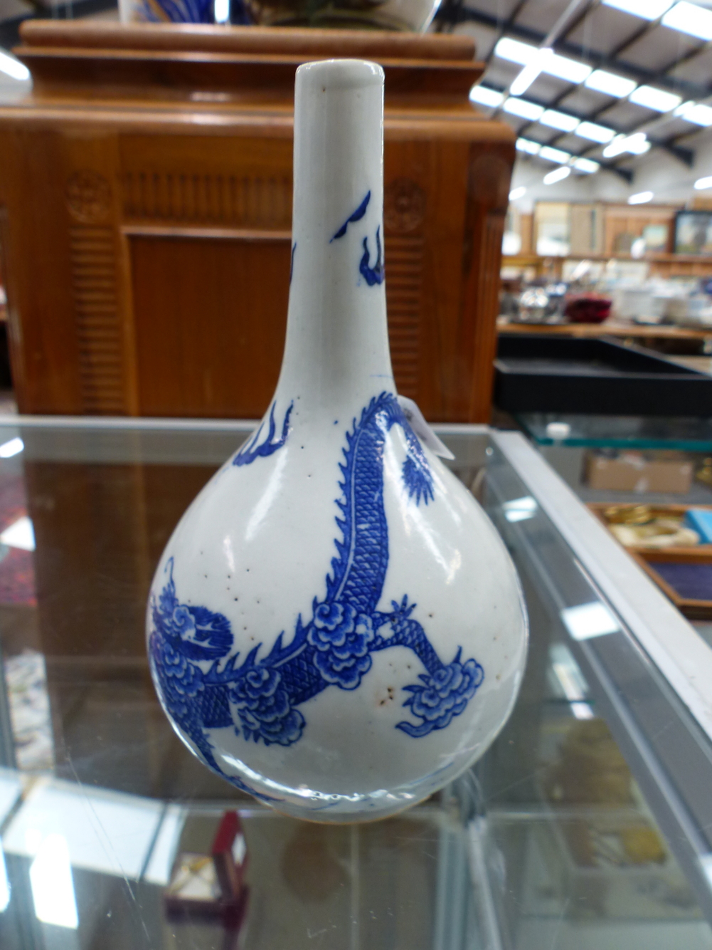 CHINESE BLUE AND WHITE DRAGON DECORATED BOTTLE VASE. - Image 4 of 7