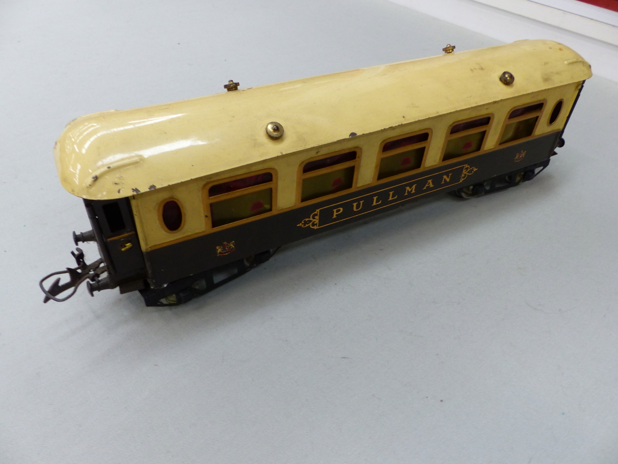 TWO HORNBY BOXED O GAUGE PULLMAN COACHES, A No. 2 CORRIDOR COACH TOGETHER WITH A No. 2 BRAKE - Image 5 of 7