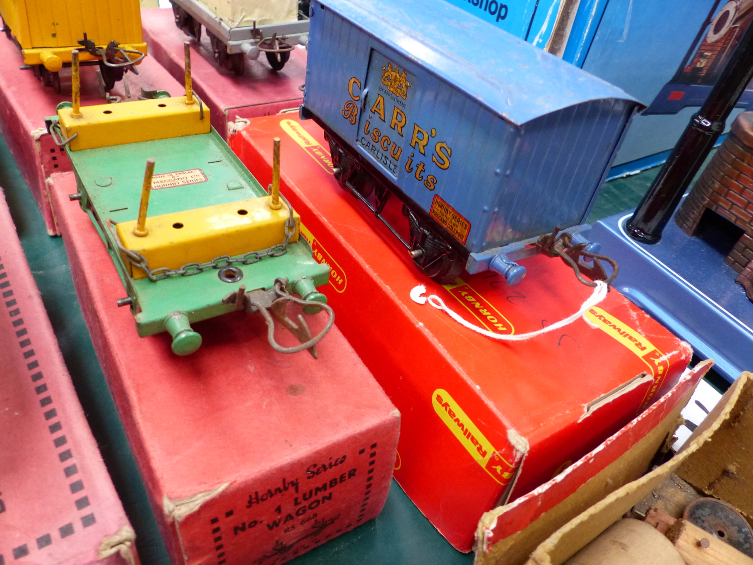SIXTEEN HORNBY BOXED O GAUGE WAGONS TOGETHER WITH TWO CRANES - Image 9 of 9