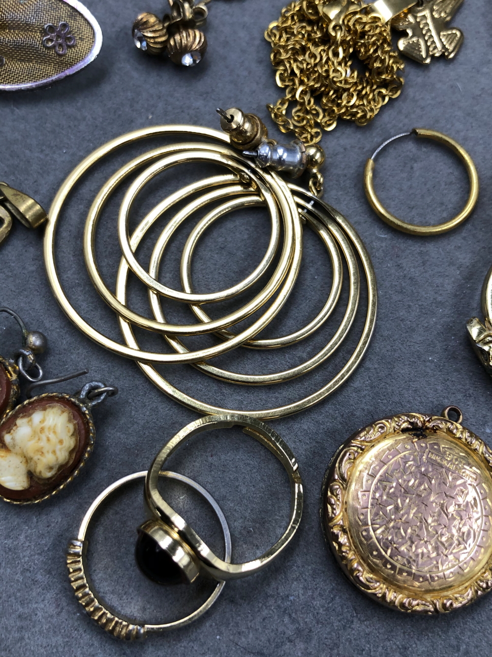 A COLLECTION OF ASSORTED GOLD PLATE, GILDED AND OTHER VINTAGE JEWELLERY TO INCLUDE A 9ct BACK AND - Image 6 of 28