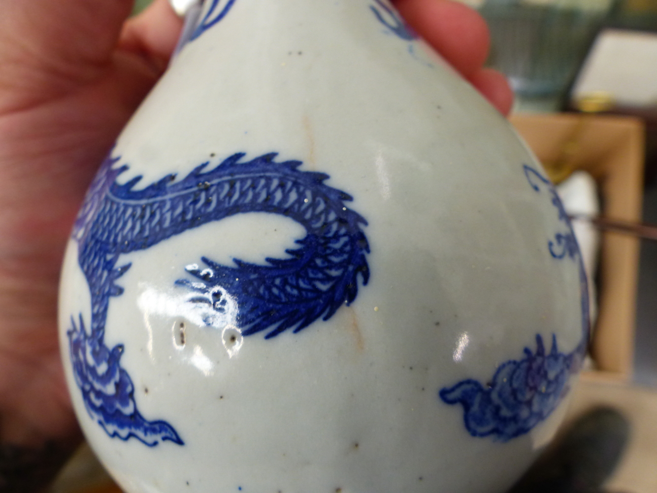 CHINESE BLUE AND WHITE DRAGON DECORATED BOTTLE VASE. - Image 7 of 7