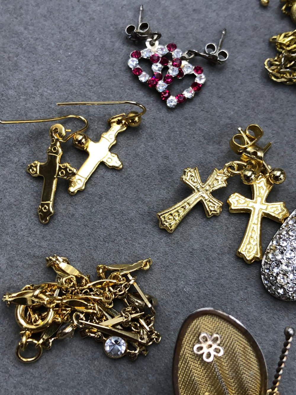 A COLLECTION OF ASSORTED GOLD PLATE, GILDED AND OTHER VINTAGE JEWELLERY TO INCLUDE A 9ct BACK AND - Image 11 of 28