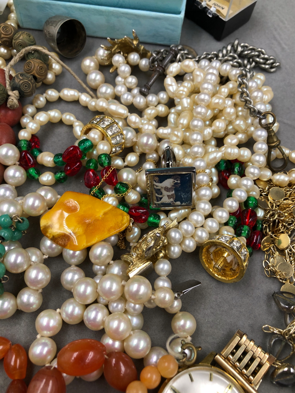 A QUANTITY OF JEWELLERY TO INCLUDE SILVER, COSTUME, BEADS, PEARLS, WATCH KEYS, ETC. - Image 2 of 15