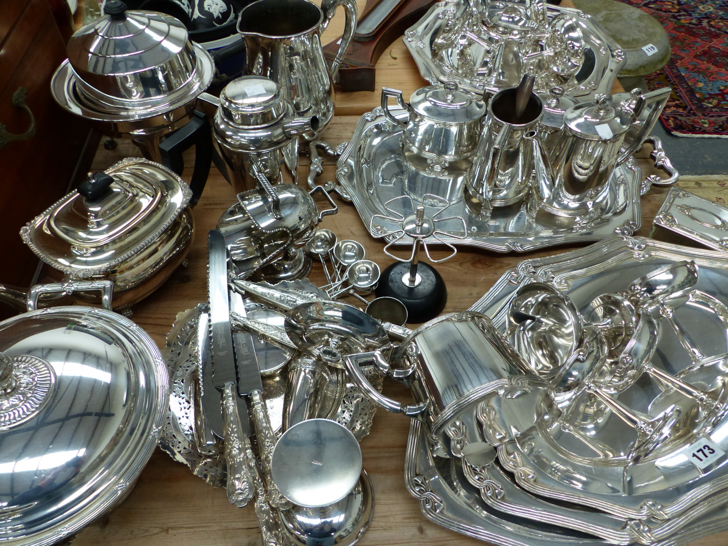 A GOOD COLLECTION OF SILVER PLATED WARES, TO INCLUDE SIGNED PIECES BY FRACALANZA, CHAMPAGNE SAUCERS,