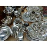 A GOOD COLLECTION OF SILVER PLATED WARES, TO INCLUDE SIGNED PIECES BY FRACALANZA, CHAMPAGNE SAUCERS,
