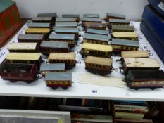 THIRTY TWO HORNBY O GAUGE TRAIN CARRIAGES